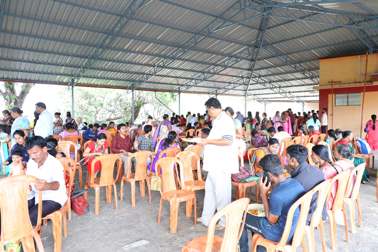 Grace Ministry, Bro Andrew Richard & family helped the poor and needy families on the occasion of New Year Eve by distributing Sarees, Grocery & Food in Mangalore. 